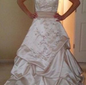 Brand new wedding dress w tag attached size 10